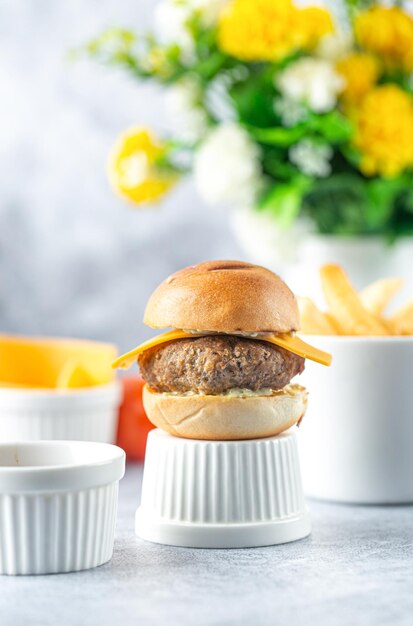 Mini Burger De Boeuf Sur La Vue De Face De La Table