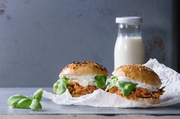 Mini burgers faits maison avec du poulet effiloché