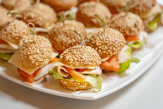 Mini Burgers De Poulet Au Fromage Sur Une Assiette Blanche Collé Avec Une Belle Restauration De Luxe