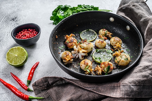 Mini calamars grillés au citron vert et épices dans une poêle