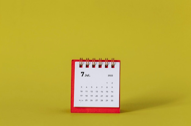 Mini Calendrier De Bureau Pour Juillet 2022 Sur Fond Jaune