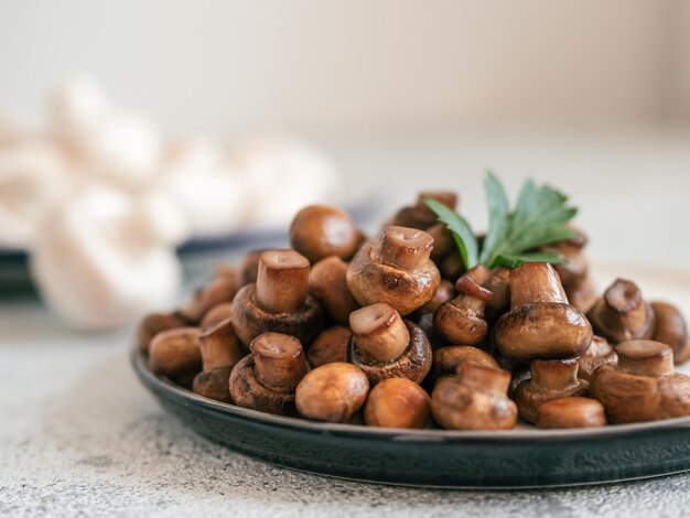 Mini champignons frits sur l'espace de copie de plaque