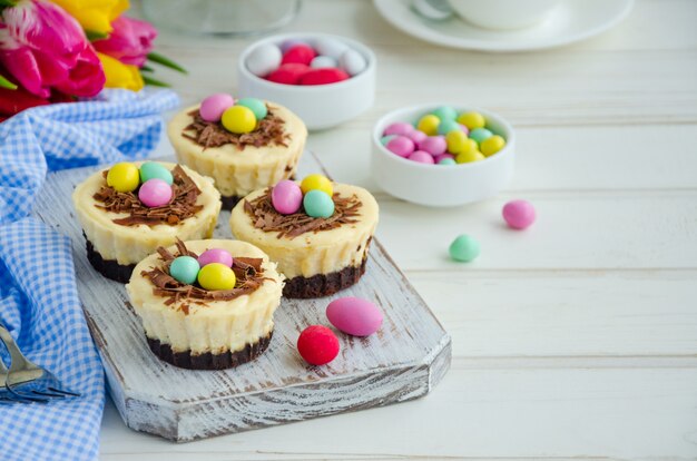 Mini cheesecake au brownie de Pâques avec des œufs en chocolat et des bonbons