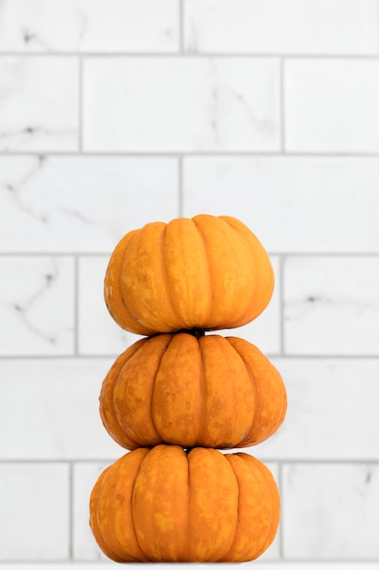 Mini citrouilles d'automne dans une cuisine