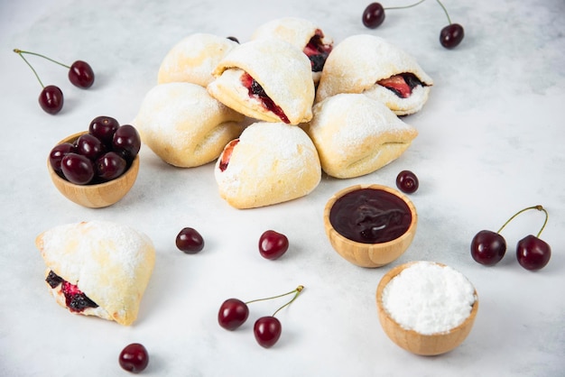 Mini Cookies à la cerise sur fond gris