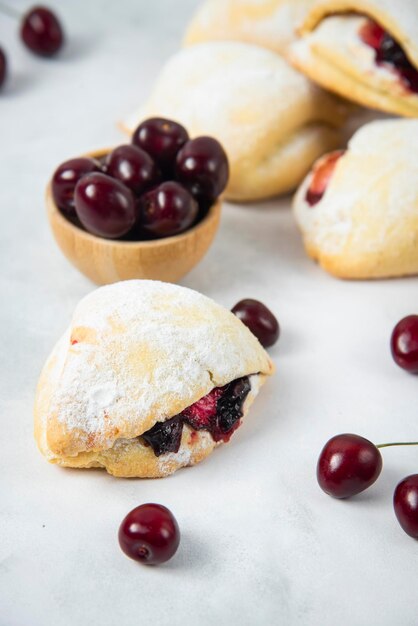 Mini Cookies à la cerise sur fond gris