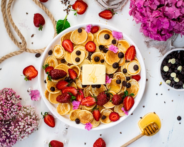 Mini crêpes aux fraises et fruits des bois