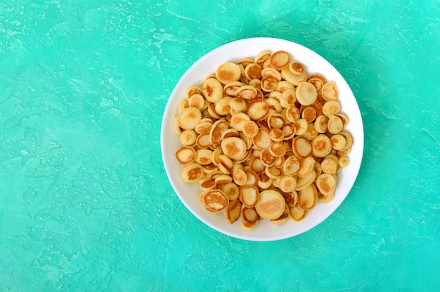 Photo mini crêpes dans un bol sur fond clair