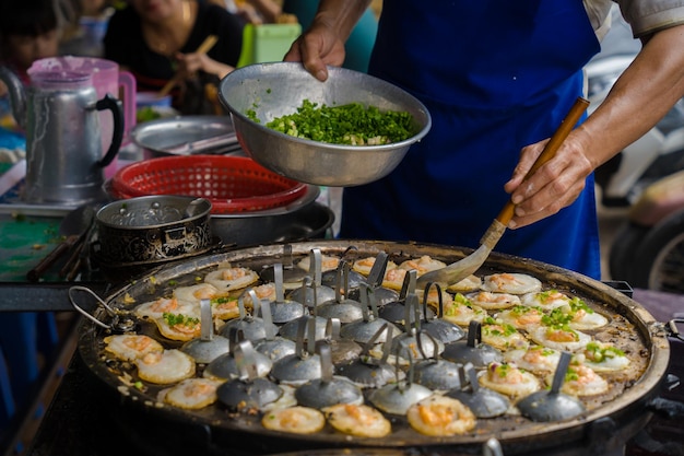 Mini-crêpes vietnamiennes grésillantes aux crevettes et oignons Cuisine vietnamienne Banh Khot