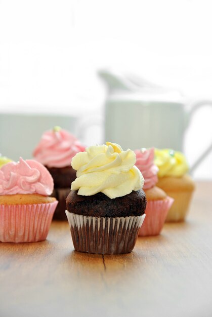 Mini cupcakes de différentes saveurs avec une tasse de café