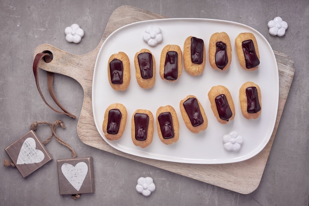 Mini éclairs à la vanille avec glaçage au chocolat