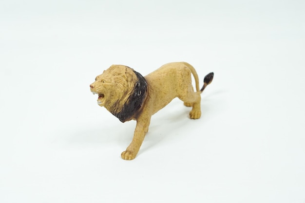 Photo mini figurine lion isolée sur fond blanc. jouets en plastique pour animaux.