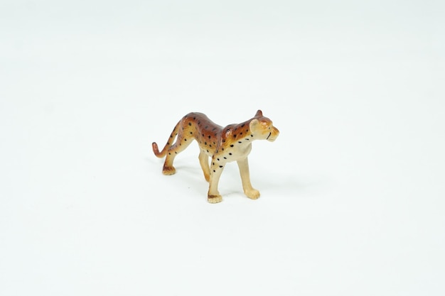 Mini figurine tigresse isolée sur fond blanc. Jouets en plastique pour animaux.