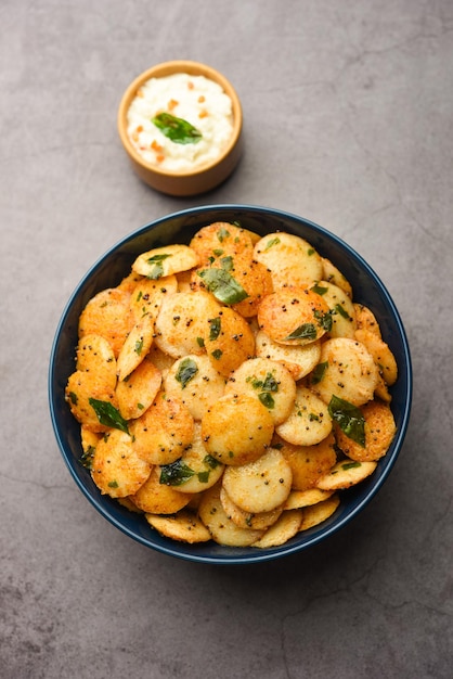 Mini frites d'idli au chutney de noix de coco