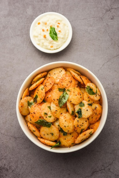 Mini frites d'idli au chutney de noix de coco