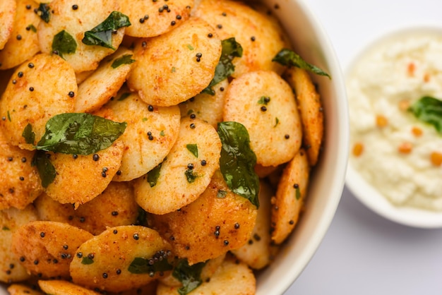 Mini frites d'idli au chutney de noix de coco