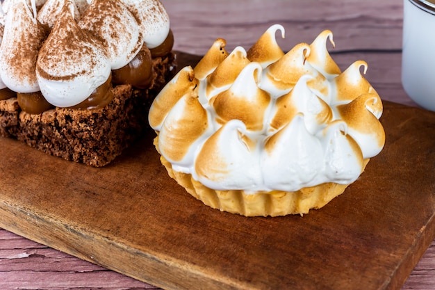 Photo mini gâteau au chocolat et tarte au citron.