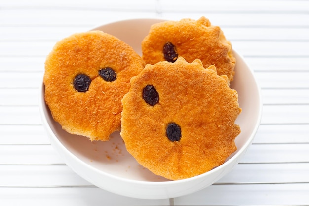 Mini gâteau castella sur fond blanc