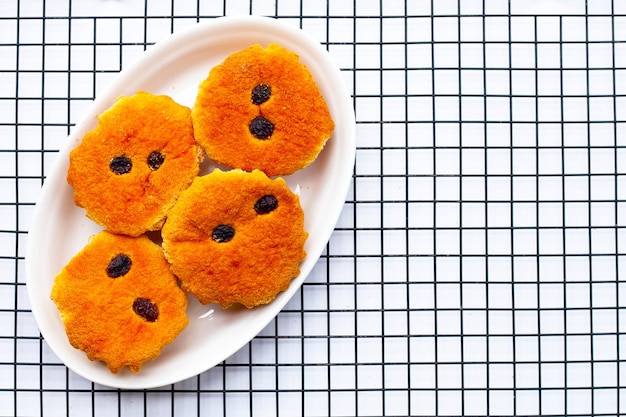 Mini gâteau castella sur fond blanc