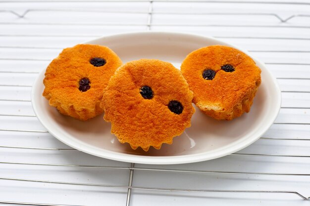 Mini gâteau castella sur fond blanc