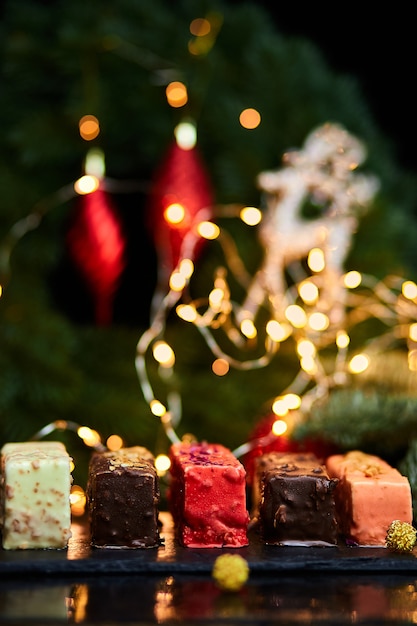 Mini gâteau de gâteau de pâtisserie de Noël de mousse avec des décorations de nouvel an