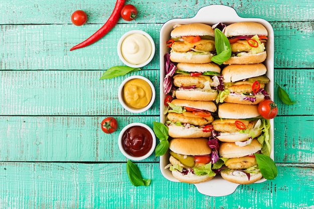 Mini hamburgers avec burger au poulet, fromage et légumes