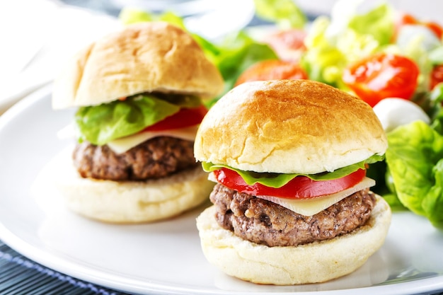 Mini Hanburger Avec Salade Mixte