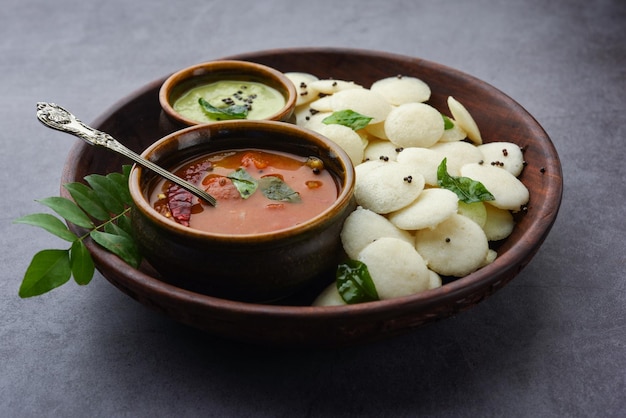 Le mini idli est la version plus petite de l'idli de riz régulier cuit à la vapeur de forme ronde douce et spongieuse, également connu sous le nom de bouton et de cocktail.