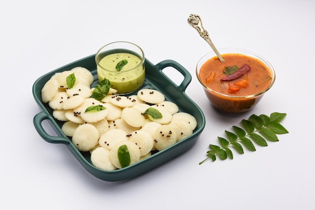 Le mini idli est la version plus petite de l'idli de riz régulier cuit à la vapeur de forme ronde douce et spongieuse, également connu sous le nom de bouton et de cocktail.