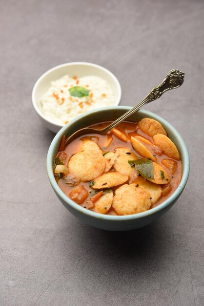 Mini idli ou idlies avec sambar et chutney de noix de coco petit-déjeuner indien du sud