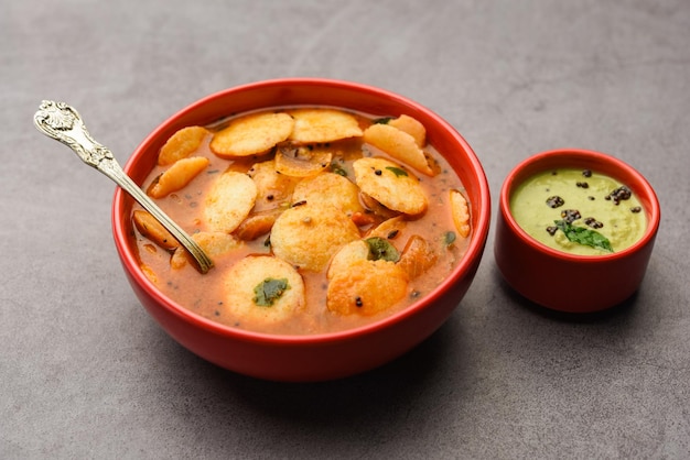 Mini idli ou idlies avec sambar et chutney de noix de coco petit-déjeuner indien du sud