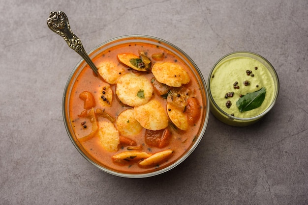 Mini idli ou idlies avec sambar et chutney de noix de coco petit-déjeuner indien du sud