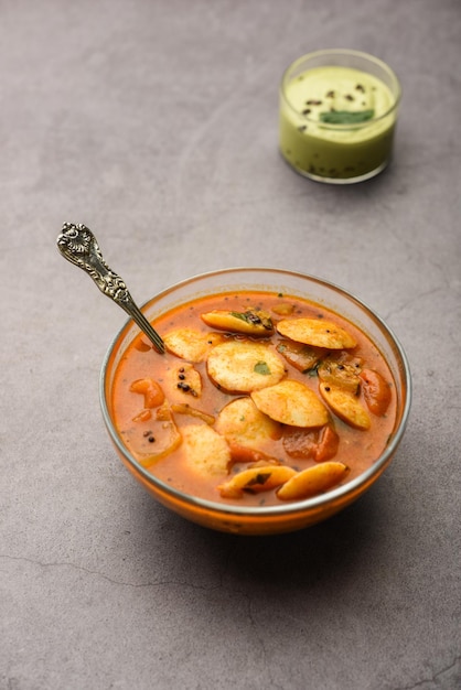 Mini idli ou idlies avec sambar et chutney de noix de coco petit-déjeuner indien du sud