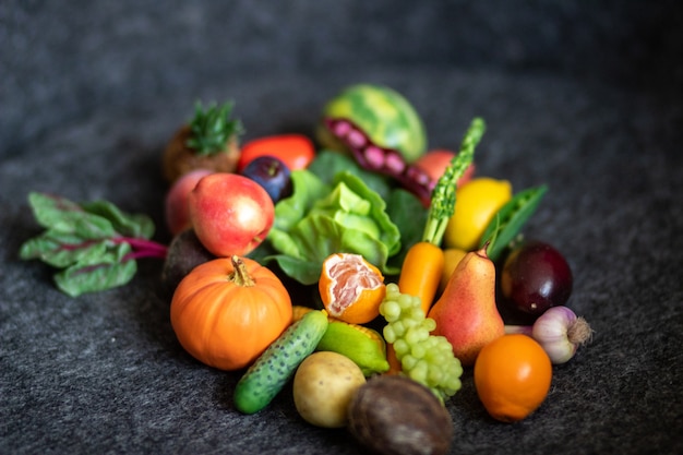 Mini mélange de légumes et de fruits en gros plan