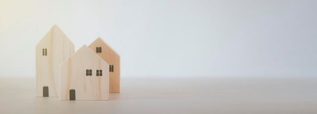 Mini modèle de maison en bois à partir du modèle sur table en bois, planification de l'achat immobilier, planification de l'achat d'une propriété et choix du meilleur. travailler à domicile et rester à la maison.