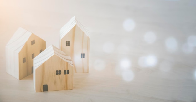 Mini modèle de maison en bois à partir du modèle sur table en bois, planification de l'achat immobilier, planification de l'achat d'une propriété et choix du meilleur. travailler à domicile et rester à la maison.