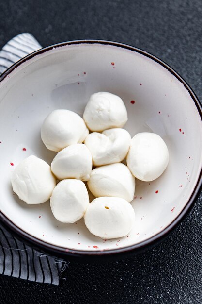 Mini mozzarella lait de vache ou de bufflonne portion fraîche repas sain diététique régime alimentaire collation nature morte