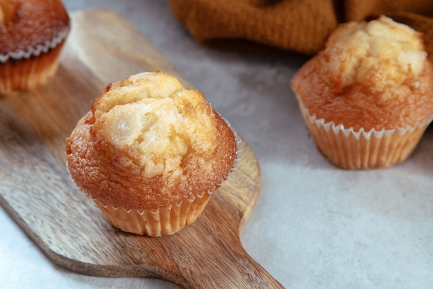 Mini muffins fraîchement cuits sur une table rustique