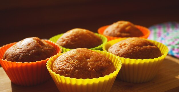 Mini muffins simples dans des ustensiles de cuisson en silicone colorés. Espace libre. Mise au point sélective. Fermer