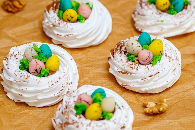 Mini nid de meringue Pavlova avec œufs, bonbons de Pâques