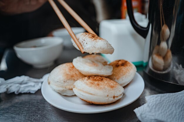 Mini œuf vietnamien grésillant Cuisine vietnamienne Banh Can Vendeur colporteur faisant Banh Can