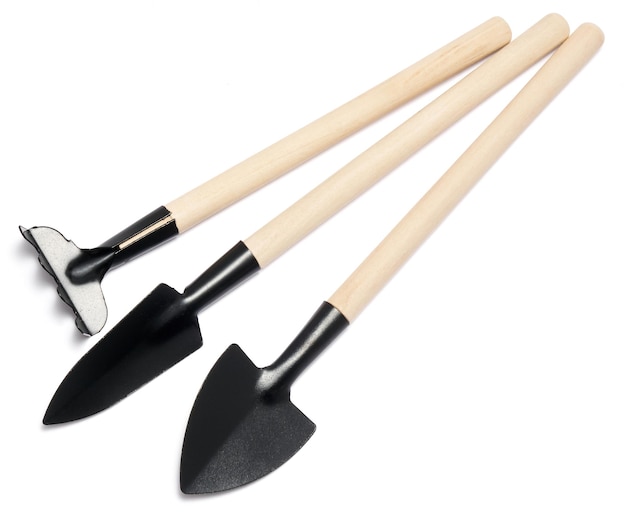 Mini outils de jardinage pour la maison isolé sur fond blanc