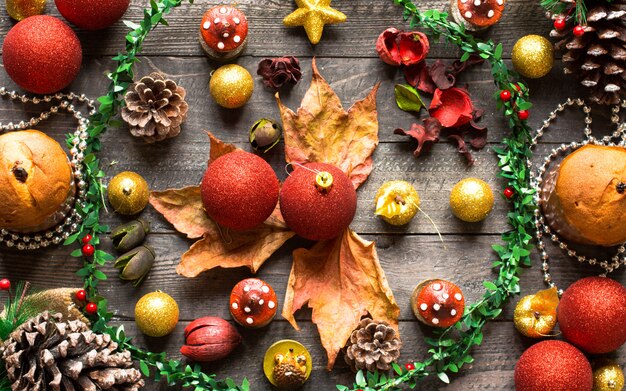 Mini panettone aux fruits et décoration de Noël,