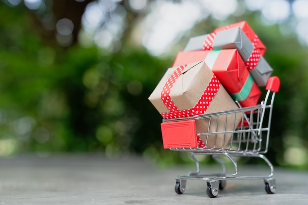 Mini panier avec des coffrets cadeaux.