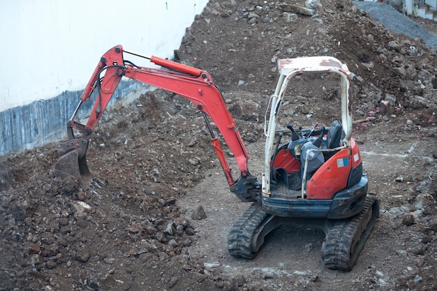 Mini pelle sur un chantier de construction