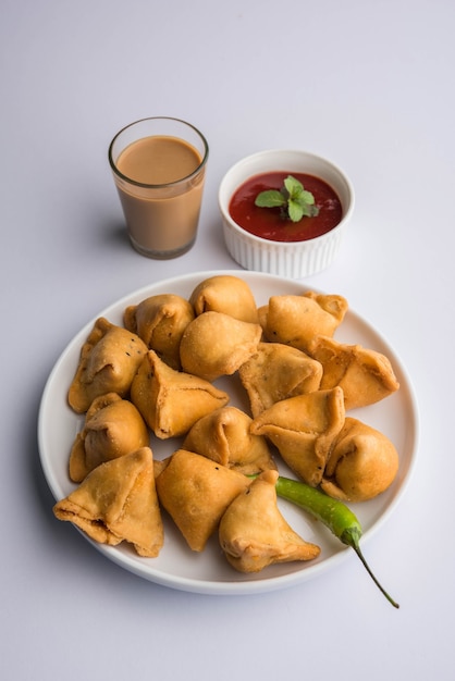 Mini ou petit samoussa avec sauce et thé chaud