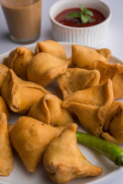 Mini ou petit samoussa avec sauce et thé chaud