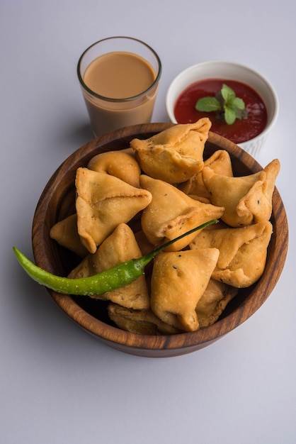 Mini ou petit samoussa avec sauce et thé chaud