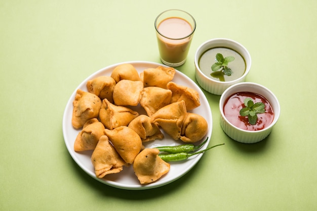 Mini ou petit samoussa avec sauce et thé chaud