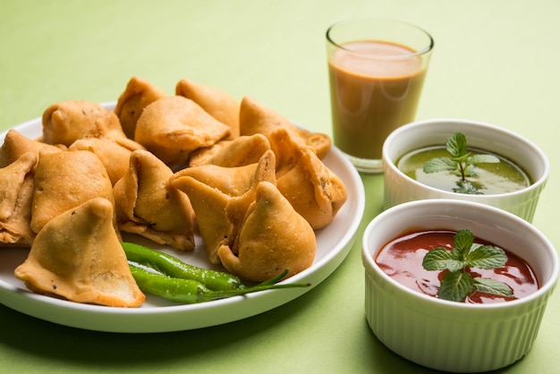 Mini ou petit samoussa avec sauce et thé chaud